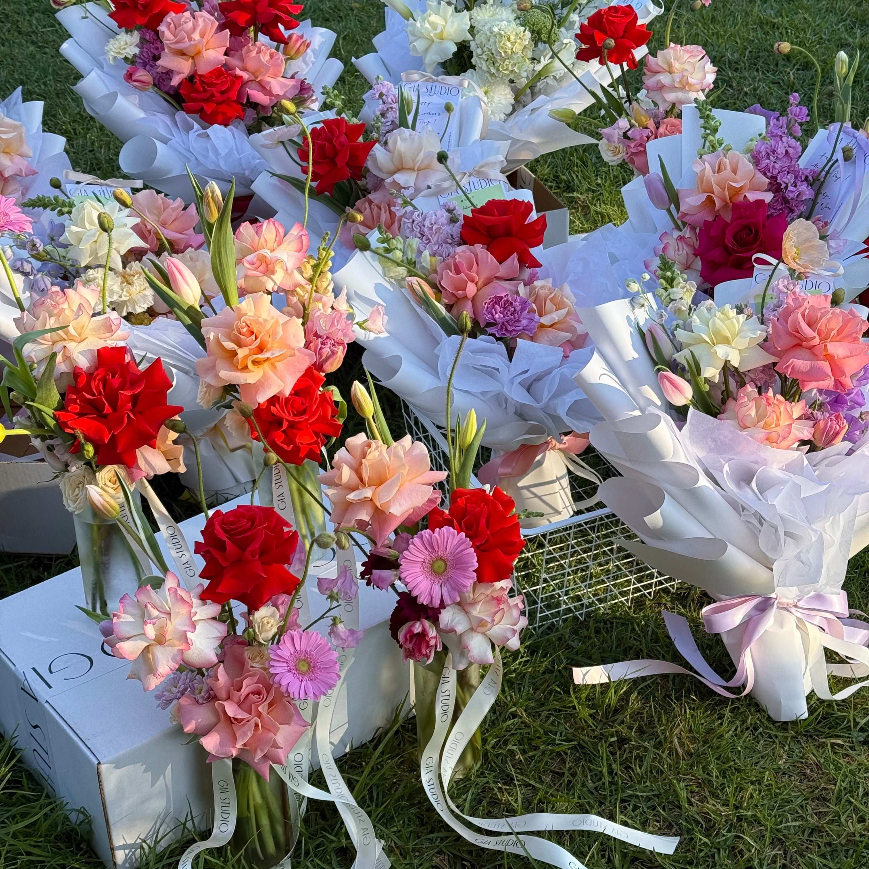 Gia Studio - Daily Vase and bouquets with reflexed roses in bubble vase